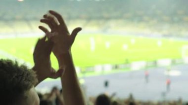 Maç boyunca stadyumdaki taraftarlar. Olimpiyskiy. Kyiv. Ukrayna.