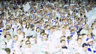 Maç boyunca stadyumdaki taraftarlar. Olimpiyskiy. Kyiv. Ukrayna.
