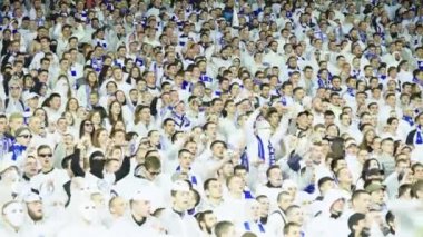 Maç boyunca stadyumdaki taraftarlar. Olimpiyskiy. Kyiv. Ukrayna.