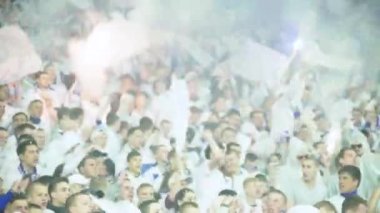 Maç boyunca stadyumdaki taraftarlar. Olimpiyskiy. Kyiv. Ukrayna.