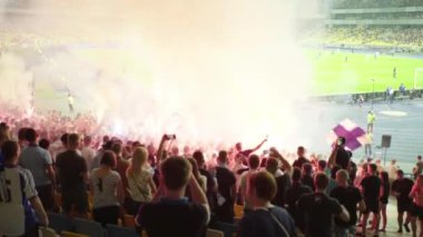 Maç boyunca stadyumdaki taraftarlar. Olimpiyskiy. Kyiv. Ukrayna.