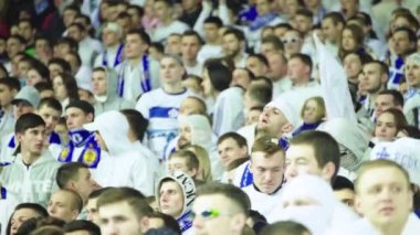 Maç boyunca stadyumdaki taraftarlar. Olimpiyskiy. Kyiv. Ukrayna.