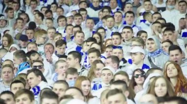 Maç boyunca stadyumdaki taraftarlar. Olimpiyskiy. Kyiv. Ukrayna.