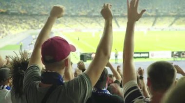 Maç boyunca stadyumdaki taraftarlar. Olimpiyskiy. Kyiv. Ukrayna.
