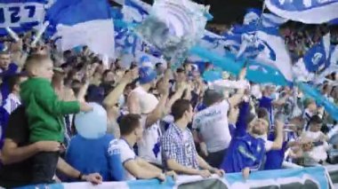 Maç boyunca stadyumdaki taraftarlar. Olimpiyskiy. Kyiv. Ukrayna.