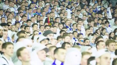 Maç boyunca stadyumdaki taraftarlar. Olimpiyskiy. Kyiv. Ukrayna.