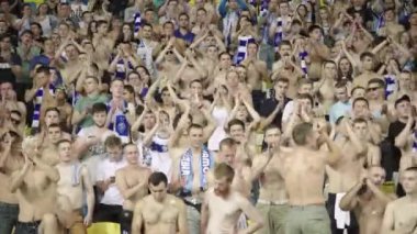 Maç boyunca stadyumdaki taraftarlar. Olimpiyskiy. Kyiv. Ukrayna.