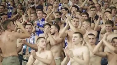 Maç boyunca stadyumdaki taraftarlar. Olimpiyskiy. Kyiv. Ukrayna.