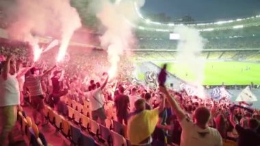 Maç boyunca stadyumdaki taraftarlar. Olimpiyskiy. Kyiv. Ukrayna.