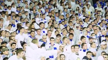 Maç boyunca stadyumdaki taraftarlar. Olimpiyskiy. Kyiv. Ukrayna.
