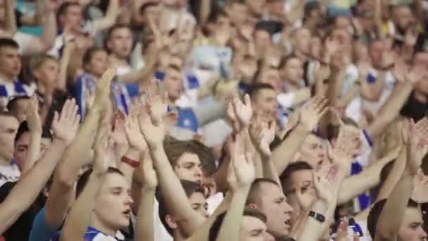 Aficionados en el estadio durante el partido. Olimpiyskiy. Kiev. Ucrania. — Vídeos de Stock