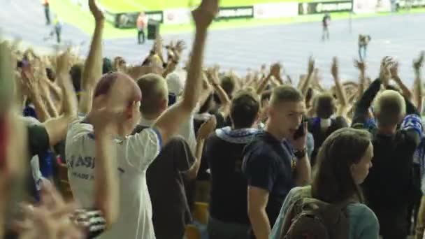 Aficionados en el estadio durante el partido. Olimpiyskiy. Kiev. Ucrania. — Vídeos de Stock