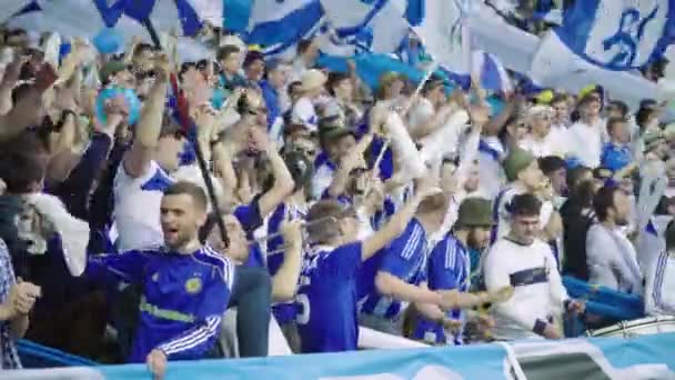 Fans in het stadion tijdens de wedstrijd. Olimpiyskiën. Kiev. Oekraïne. — Stockvideo