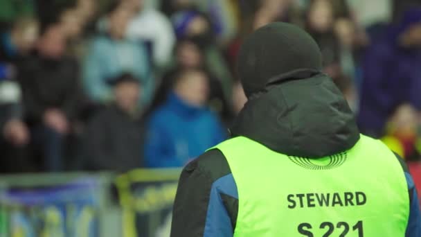 Fãs no estádio durante o jogo. Olimpiyskiy. Kiev. Ucrânia. — Vídeo de Stock