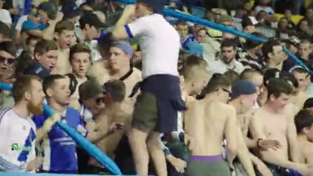 Fans i arenan under matchen. Olimpiskt. Kiev. Ukraina. — Stockvideo