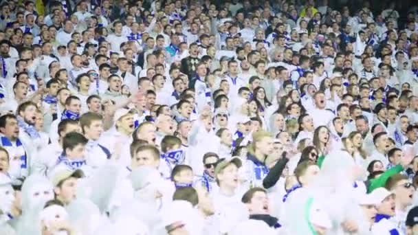 Fãs no estádio durante o jogo. Olimpiyskiy. Kiev. Ucrânia. — Vídeo de Stock