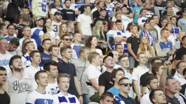 Fãs no estádio durante o jogo. Olimpiyskiy. Kiev. Ucrânia. — Vídeo de Stock