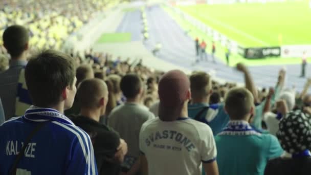 Ventilateurs dans le stade pendant le match. Olimpiyskiy. Kiev. Ukraine. — Video