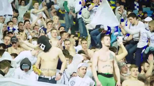 Fans i arenan under matchen. Olimpiskt. Kiev. Ukraina. — Stockvideo