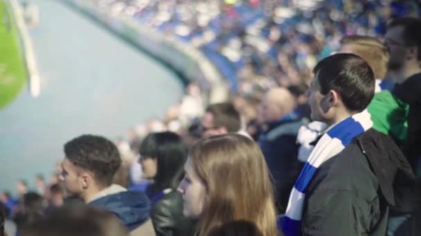 Fans på stadion under kampen. Olimpiyskiy. Kiev. Ukraine. – Stock-video