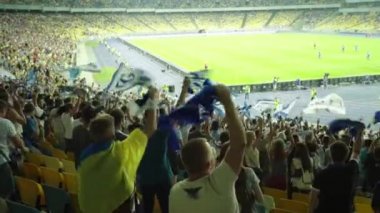 Maç boyunca stadyumdaki taraftarlar. Olimpiyskiy. Kyiv. Ukrayna.