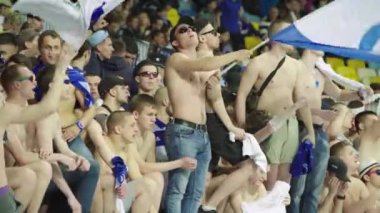 Maç boyunca stadyumdaki taraftarlar. Olimpiyskiy. Kyiv. Ukrayna.
