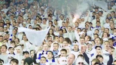 Maç boyunca stadyumdaki taraftarlar. Olimpiyskiy. Kyiv. Ukrayna.