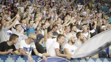 Maç boyunca stadyumdaki taraftarlar. Olimpiyskiy. Kyiv. Ukrayna.