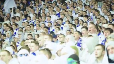 Maç boyunca stadyumdaki taraftarlar. Olimpiyskiy. Kyiv. Ukrayna.