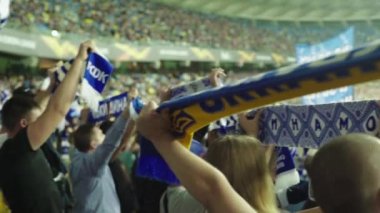 Maç boyunca stadyumdaki taraftarlar. Olimpiyskiy. Kyiv. Ukrayna.