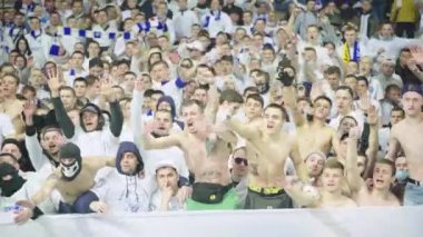 Maç boyunca stadyumdaki taraftarlar. Olimpiyskiy. Kyiv. Ukrayna.
