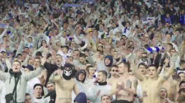 Maç boyunca stadyumdaki taraftarlar. Olimpiyskiy. Kyiv. Ukrayna.