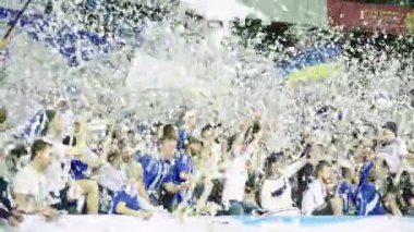 Maç boyunca stadyumdaki taraftarlar. Olimpiyskiy. Kyiv. Ukrayna.