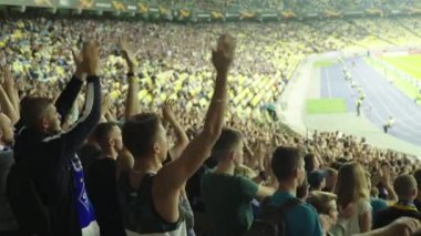 Maç boyunca stadyumdaki taraftarlar. Olimpiyskiy. Kyiv. Ukrayna.