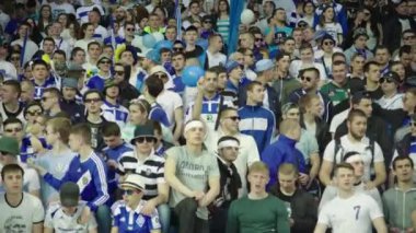 Maç boyunca stadyumdaki taraftarlar. Olimpiyskiy. Kyiv. Ukrayna.