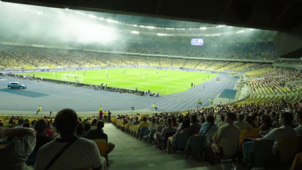 Fans i arenan under matchen. Olimpiskt. Kiev. Ukraina. — Stockvideo