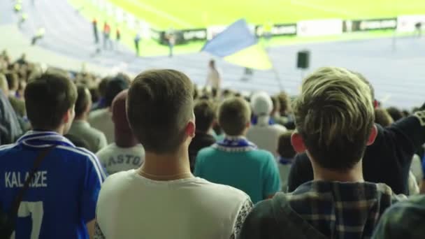 Fãs no estádio durante o jogo. Olimpiyskiy. Kiev. Ucrânia. — Vídeo de Stock