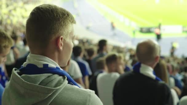 Fans in het stadion tijdens de wedstrijd. Olimpiyskiën. Kiev. Oekraïne. — Stockvideo