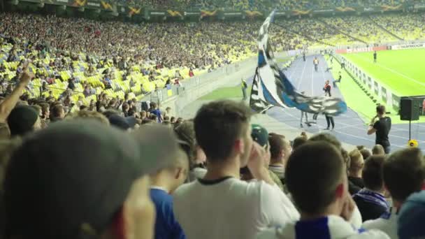 Ventilateurs dans le stade pendant le match. Olimpiyskiy. Kiev. Ukraine. — Video