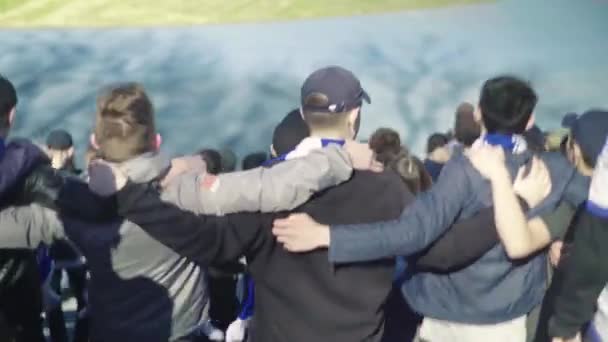 Fans während des Spiels im Stadion. Olimpiyskiy. Kiew. Ukraine. — Stockvideo