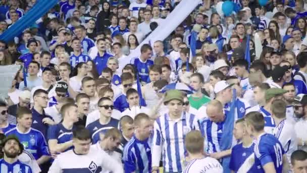 Fãs no estádio durante o jogo. Olimpiyskiy. Kiev. Ucrânia. — Vídeo de Stock