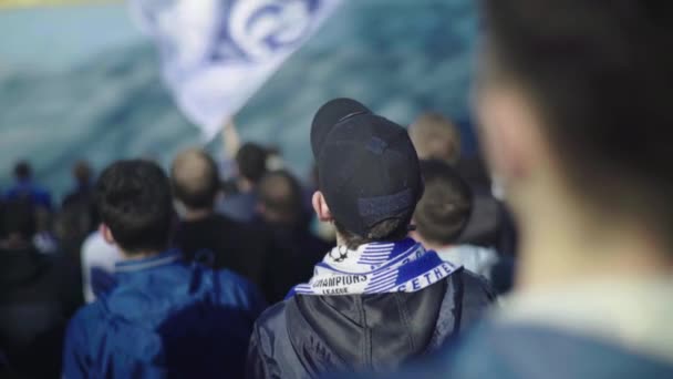 Fani na stadionie podczas meczu. Olimpijski. Kijów. Ukraina. — Wideo stockowe