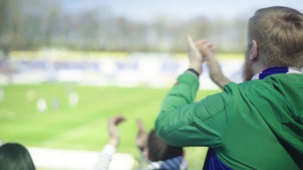 Fãs no estádio durante o jogo. Olimpiyskiy. Kiev. Ucrânia. — Vídeo de Stock