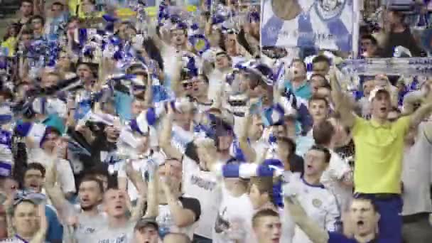 Aficionados en el estadio durante el partido. Olimpiyskiy. Kiev. Ucrania. — Vídeos de Stock