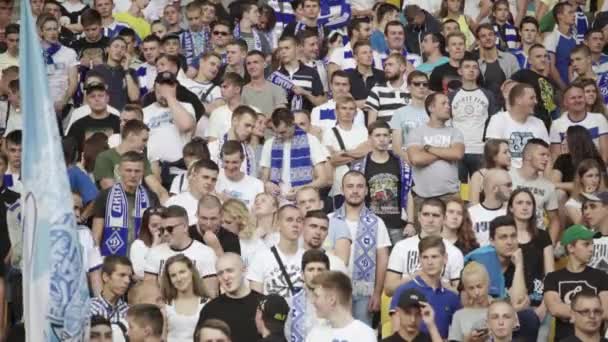 Ventilateurs dans le stade pendant le match. Olimpiyskiy. Kiev. Ukraine. — Video