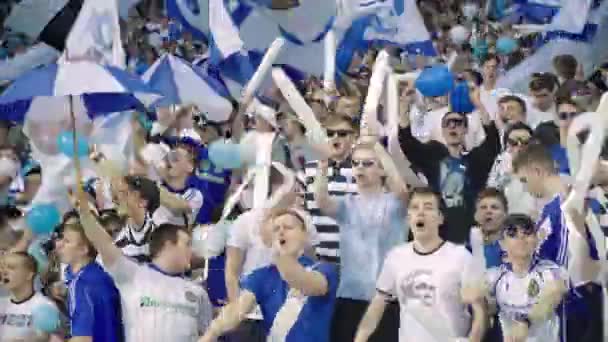 Aficionados en el estadio durante el partido. Olimpiyskiy. Kiev. Ucrania. — Vídeos de Stock