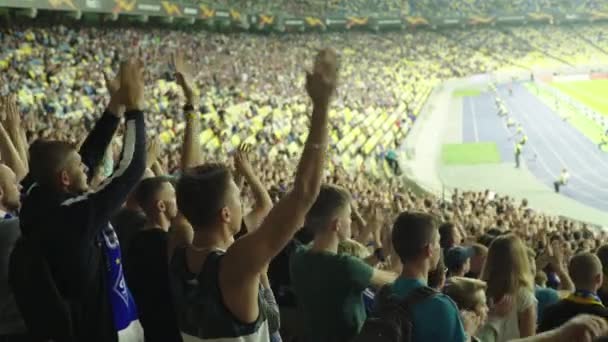 Fans in het stadion tijdens de wedstrijd. Olimpiyskiën. Kiev. Oekraïne. — Stockvideo