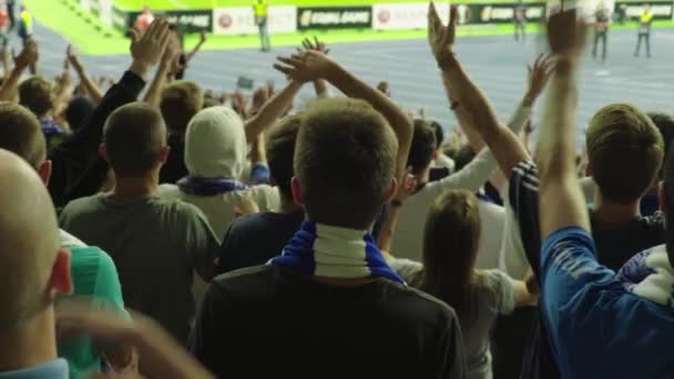 Fans i arenan under matchen. Olimpiskt. Kiev. Ukraina. — Stockvideo