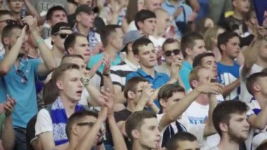 Maç boyunca stadyumdaki taraftarlar. Olimpiyskiy. Kyiv. Ukrayna.