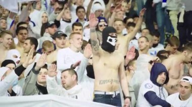 Maç boyunca stadyumdaki taraftarlar. Olimpiyskiy. Kyiv. Ukrayna.